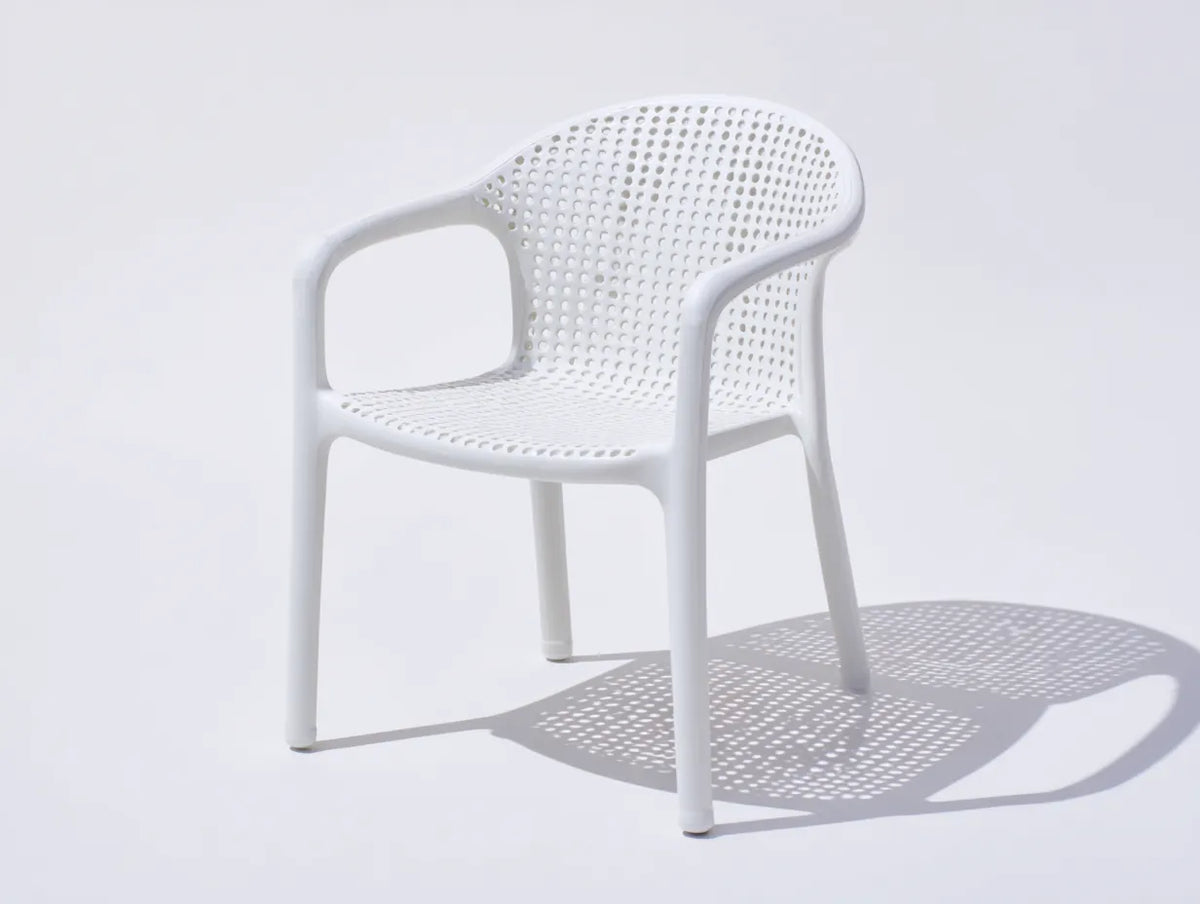 Chaise d'extérieur en métal 58×56×82 cm - blanc - dossier ajouré avec accoudoirs